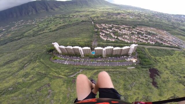 数メートル差が死を招く!ビルの合間をすり抜けるパラグライダーが凄い