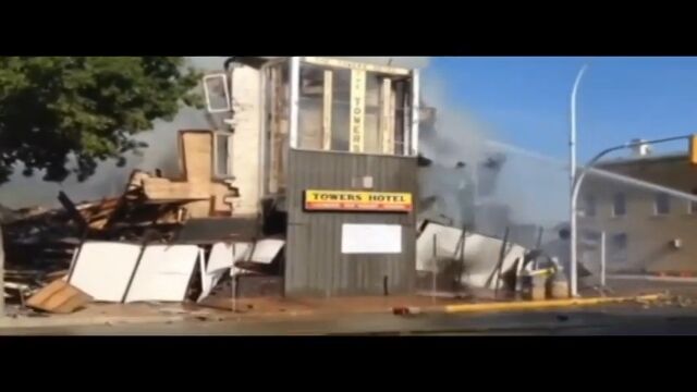 間一髪!ドーファンホテルの倒壊から、ギリギリで猫が脱出する瞬間が撮影される