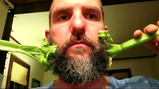ヒゲがうごめき刈り取られていくストップモーションアニメーション Magic Beard