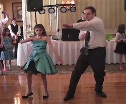 ジェシカちゃんとパパが踊る、微笑ましいダンスメドレー