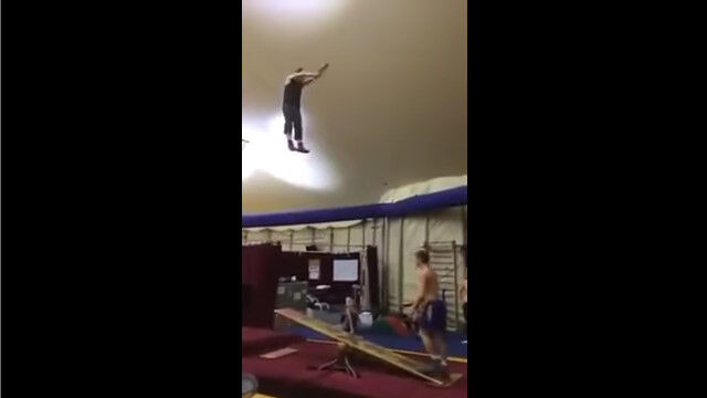 シーソーを極めた男2人のアクロバット練習風景が凄い