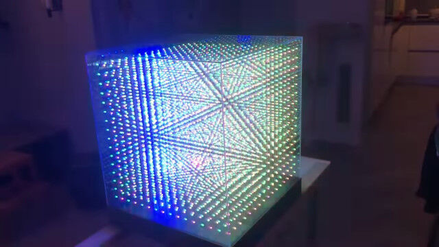 LEDが立体的に輝く立方体。LEDキューブの作り方