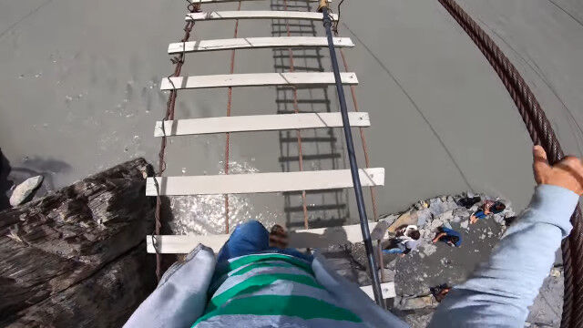 「世界一危険な橋」とも言われるフセイニ吊り橋を渡る人の主観視点映像