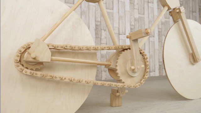 タイヤもフレームもみんな木製。ほぼ全てのパーツに木を使った木製自転車がすごい