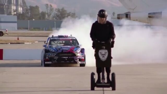 重機にトゲ鉄球にセグウェイ!障害物コースを走るケン・ブロックのジムカーナ走行映像