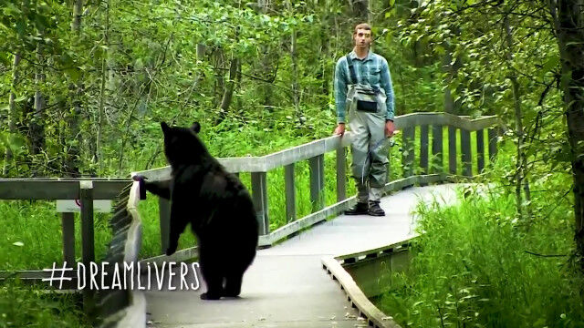 米アラスカ州の遊歩道でクマに遭遇してしまう緊張の瞬間