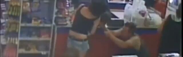喉を詰まらせ意識を失った2歳の少女を、居合わせた男性が救う!監視カメラがとらえた映像 オーストラリア