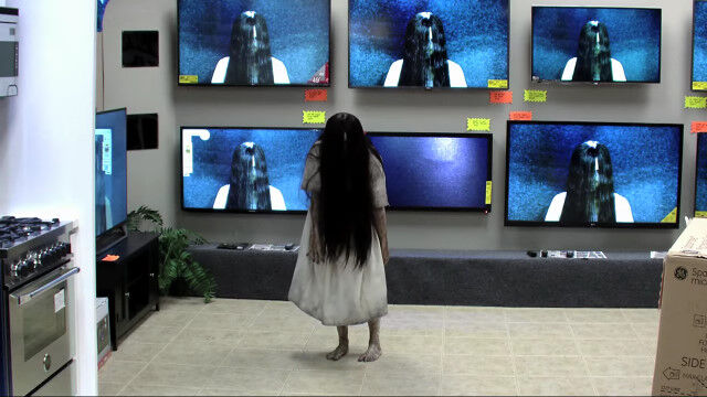 売り場のテレビの中から貞子が出てきた!家電売場のお客さんを恐怖が襲うホラードッキリ映像