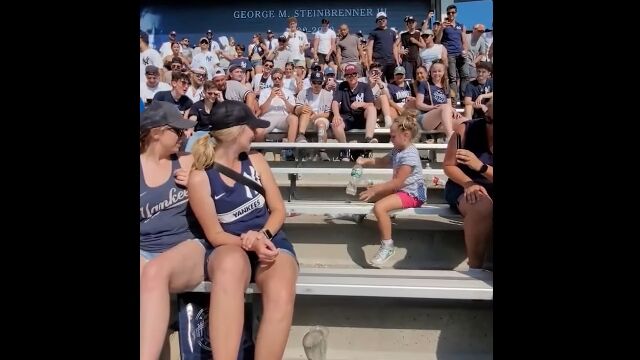 野球の試合そっちのけで、1人の少女に注目が集まった瞬間