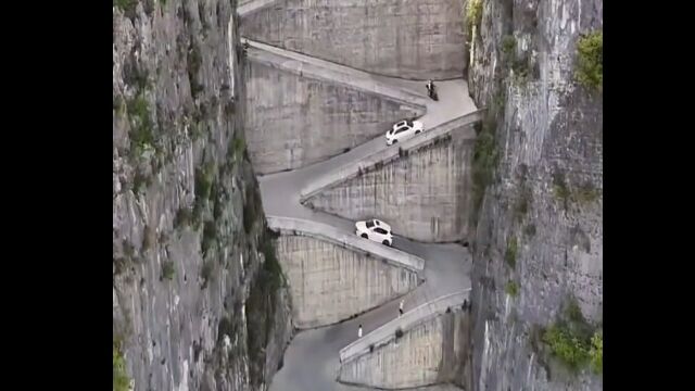 ヘアピンカーブの角度も勾配もキツすぎる、中国、重慶市のジグザグ道路