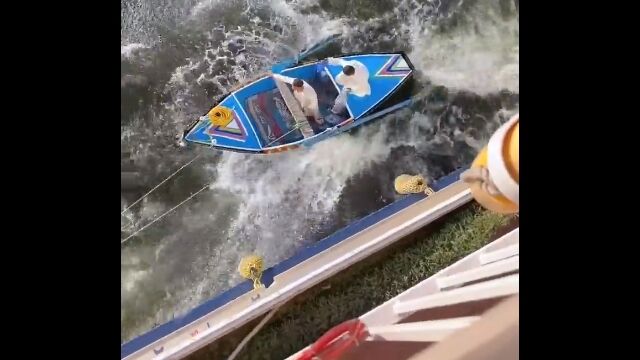 航行中のクルーズ船に小舟を横付け。命がけで物を売るエジプトの商売人