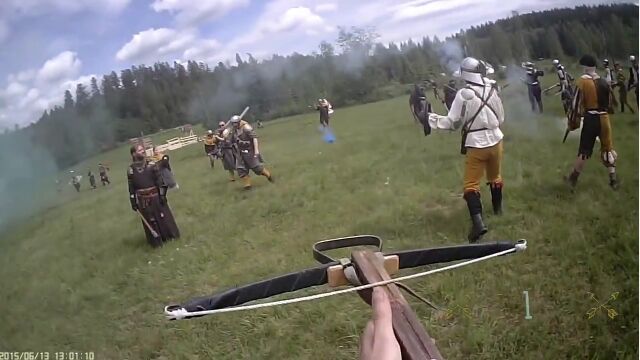 武装した中世コスプレイヤーたちが激闘する、大規模戦争ごっこが楽しそう