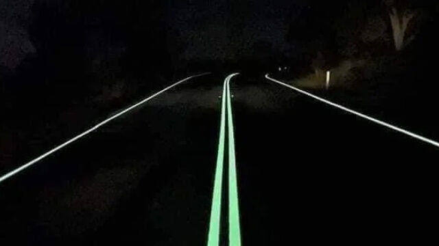 蛍光塗料が光るから夜でも見やすい、オーストラリアの道路のライン