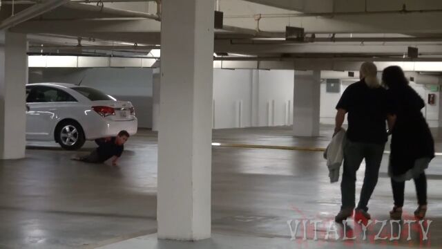 【閲覧注意】チェーンソーを持った殺人鬼も、殺人鬼にぶった切られながら逃げる犠牲者も恐ろしすぎるホラードッキリ映像