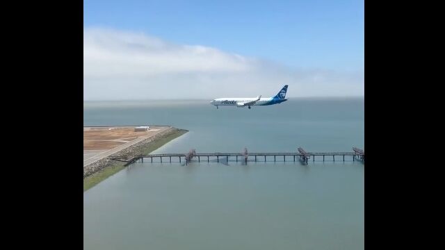 お隣の滑走路でも同時に着陸。並走する旅客機から撮影した旅客機の着陸の瞬間