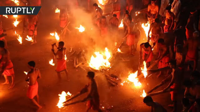 半裸の男たちが“燃え盛るたいまつ”を投げ合うインドの奇祭「アグニ・ケリ」の映像が壮絶