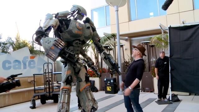 こんなコスプレ見たことない!高さ約3メートル、4本腕の大型ロボットが「Comic Con 2013」に現れる