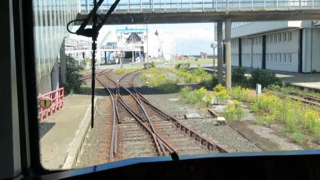 鉄道車両ごとフェリーに搭載。デンマークとドイツを結ぶ交通幹線「渡り鳥コース」にて、フェリーに乗る瞬間