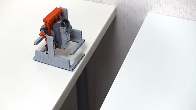 5種類のレゴロボットが7つのコースを進む障害物チャレンジ