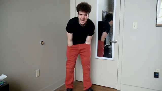 足首まで届く「世界一深いポケットのズボン」を自作。傘もまるまる収納できるスグレモノ