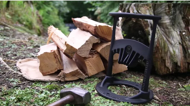逆転の発想。斧で割らずに斧に叩きつける、より安全で手軽な薪割り道具 Kindling Cracker