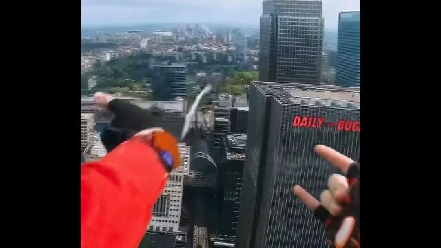 スパイダーマンの視点で超高層ビル間をスウィングするショートムービー