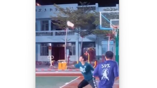 邪道には邪道でやり返す、バスケ1on1での攻防