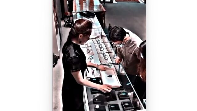 窃盗をさりげなく防ぐ、ジュエリーショップ店員の鮮やかな手つき