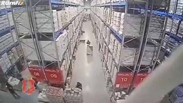 ロシアの倉庫で大量のウォッカやビールを積み上げた棚が崩壊。作業員1人が埋もれてしまう事故の監視カメラ映像