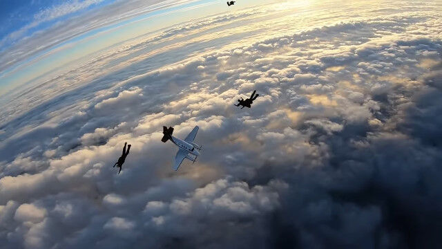 スカイダイビングで飛行機とジャンパーが衝突しそうになる事故、ダイバー視点の映像