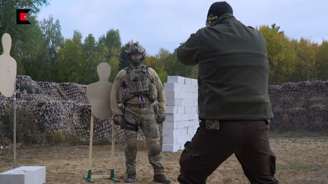 仲間の近くの標的を、躊躇なく撃つ訓練。軍事企業、カラシニコフ・グループの実弾を用いたデモンストレーション