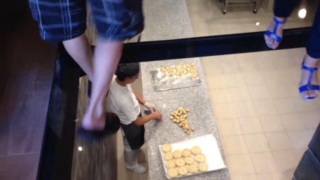 いつでも丸見えなパン屋さん。パン作りの様子がガラス床越しに見える、マヨルカ島のベーカリー