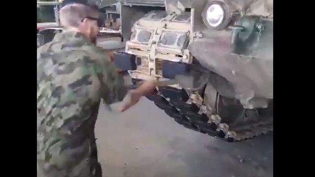 靴を新調するように、戦車の履帯パーツを交換する様子
