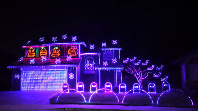 家が光り音楽を鳴らす、2021年ハロウィン向けのライトショー