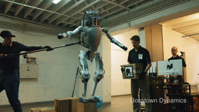 ロボットを手荒に扱うと、きっといつか反乱されるぞ……というショートムービー