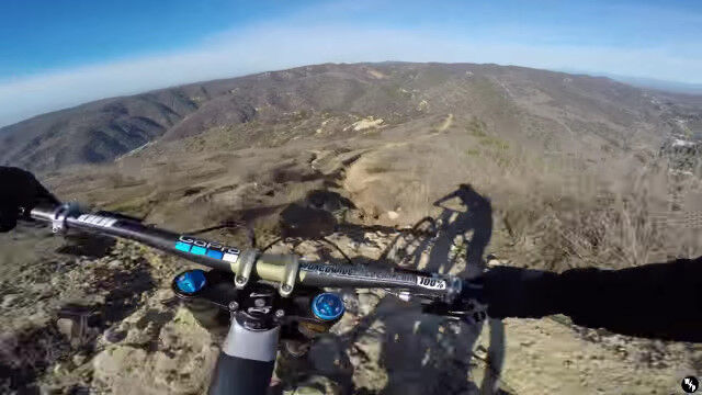 とんでもない悪路を猛スピードで駆け下りるマウンテンバイク乗りが凄すぎる