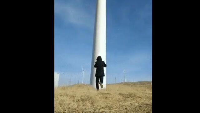 風力発電機に近づいてみたら思ったよりもデカかった