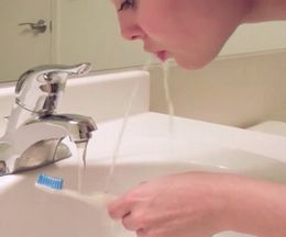 あぁ、これは凄くアリかも!噴水機能が付いたアイデア歯ブラシ Rinser Toothbrush