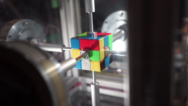 わずか0.38秒でルービックキューブを揃える高性能ロボットがヤバすぎる