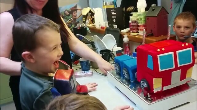 トレーラーからロボット形態へ、ホントにトランスフォームするコンボイのバースデーケーキが凄い