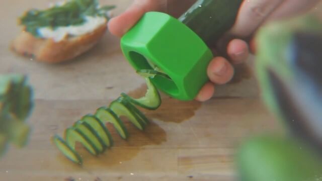 キュウリがちょっと楽しくなる調理器具 スパイラルスライサー