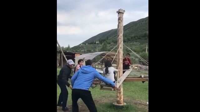 子供も大喜び。人力でねじって回転させる、子供用の自家製アトラクション