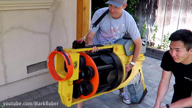 巨人サイズのオモチャの銃。世界最大の自作ナーフガンがすごい
