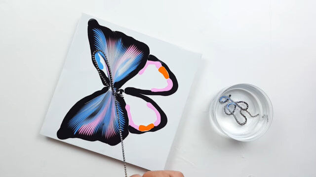 アクリル絵の具を垂らし、ボールチェーンを浸して引きずる画法で描くイラスト