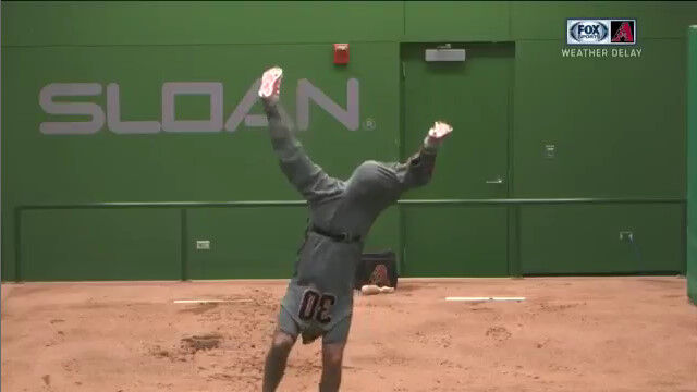 メジャーリーグの雨天遅延。選手たちによるパフォーマンス対決が面白い