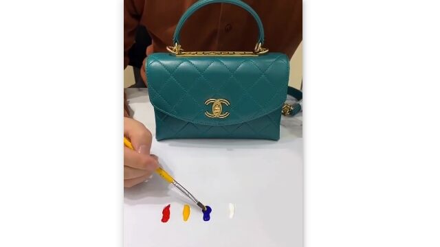 完璧な配合で絵の具を混ぜ合わせ、目的の色を作り出す調色の技術が凄い