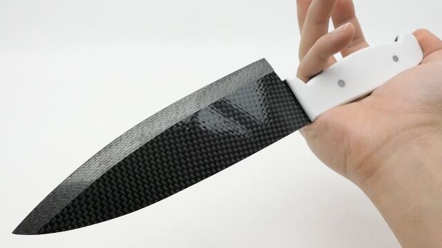 軽くて強くてよく斬れる。カーボンファイバーで包丁を作ってみた