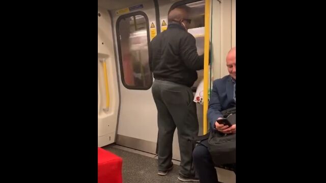電車内で熱唱する男に対して、周りの乗客が「いやそこは歌えよ!」となった瞬間