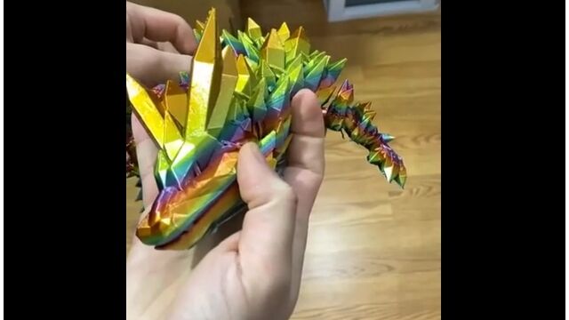 ほぼ完成品を丸ごと印刷。3Dプリンタで作った、すごく柔軟に動く鉱石ドラゴン