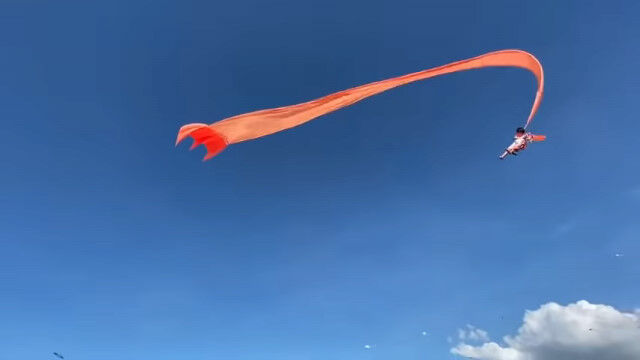 3歳の女の子が凧に絡まり、空高く揚がってしまう事故。台湾、新竹市の凧揚げイベントにて